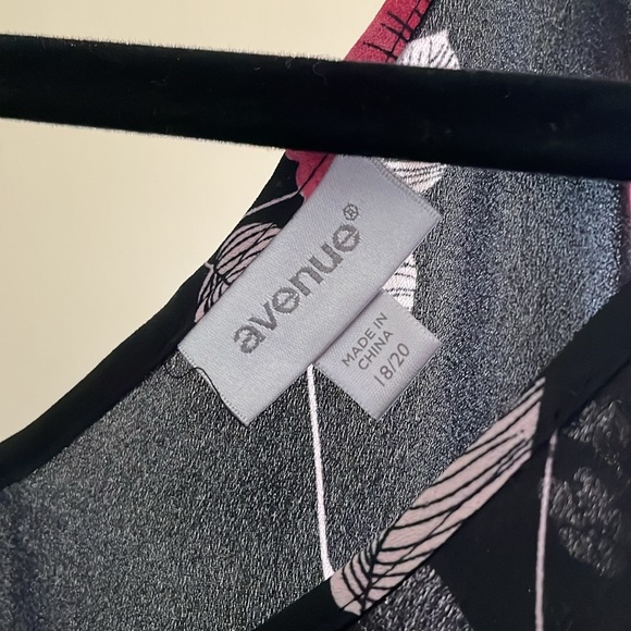 Avenue Bell Sleeve Top - Picture 4 of 4